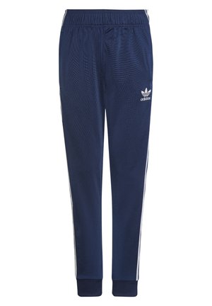Granatowe dresowe spodnie Adidas z elastycznym pasem, białymi bocznymi paskami, prążkowanymi ściągaczami i logo Adidas Trefoil na lewej udzie.
