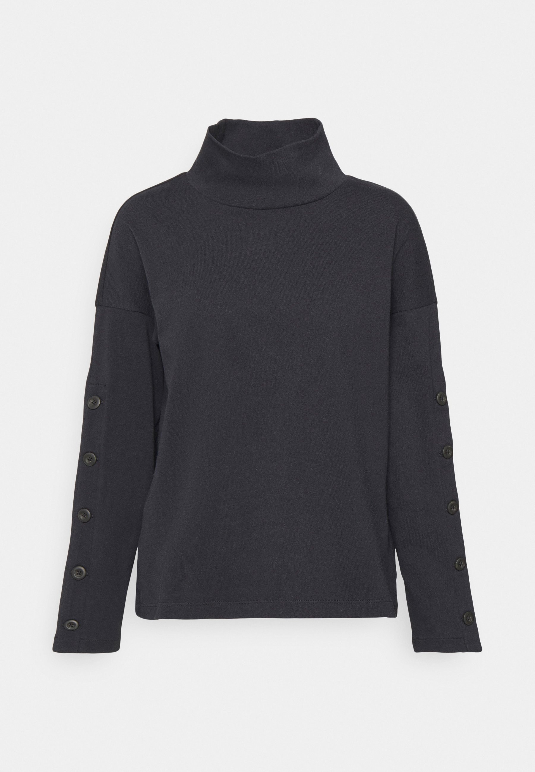 black turtleneck sweatshirt