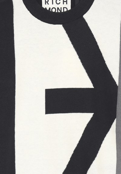 Maglione lavorato a maglia in bianco e nero con un audace design geometrico, dotato di un collo rotondo a coste e dettagli in tessuto a contrasto.