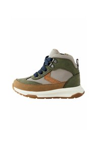 Baskets mi-hauteur avec suède vert, mesh beige et accents marron. Elles possèdent une semelle intermédiaire blanche et des lacets bleu marine avec œillets en métal.
