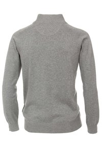 Maglione grigio a maglia con collo alto, maniche lunghe e polsini e orlo a costine. Texture liscia con un design semplice, senza motivi visibili.