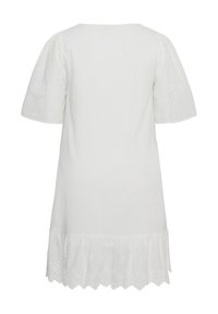 Robe blanche jusqu'aux genoux avec des manches courtes bouffantes et une broderie florale en œillets sur les manches et l'ourlet, bordée d'un bord festonné.