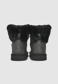 Stivali neri alla caviglia in materiale glitterato, con dettagli in pelliccia attorno alla parte superiore e suola texturizzata. Presentano un'etichetta sul retro.