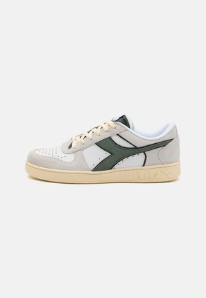 Sneaker bianca e grigia con accenti verdi, materiali in suede e pelle, punta perforata, suola piatta beige e un logo sul lato.