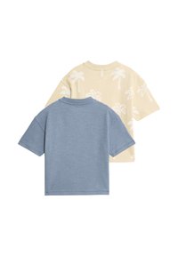 Due magliette a maniche corte con collo tondo, una di colore blu solido e una beige con motivi bianchi di palme, esposte sovrapposte con le spalle rivolte in avanti.