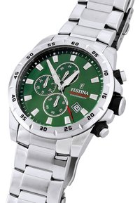 Reloj cronógrafo de acero inoxidable plateado con esfera verde, tres subesferas, manecillas luminiscentes y un indicador de fecha a las 6 en punto.