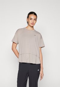 New Balance DRAPEY OVERSIZED - Camiseta estampada - light mushroom
