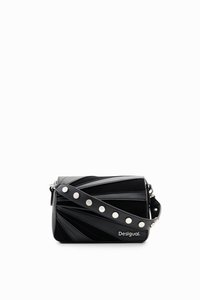 Schwarze Handtasche aus Kunstleder mit diagonalem Linienmuster, silbernen Beschlägen und einem Nietenriemen; verfügt über das Markenlogo auf der Vorderseite.