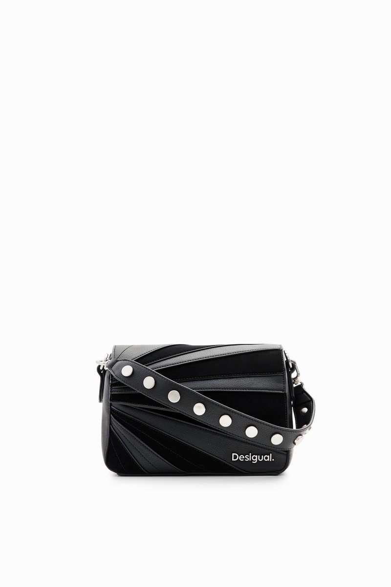 Schwarze Handtasche aus Kunstleder mit diagonalem Linienmuster, silbernen Beschlägen und einem Nietenriemen; verfügt über das Markenlogo auf der Vorderseite.