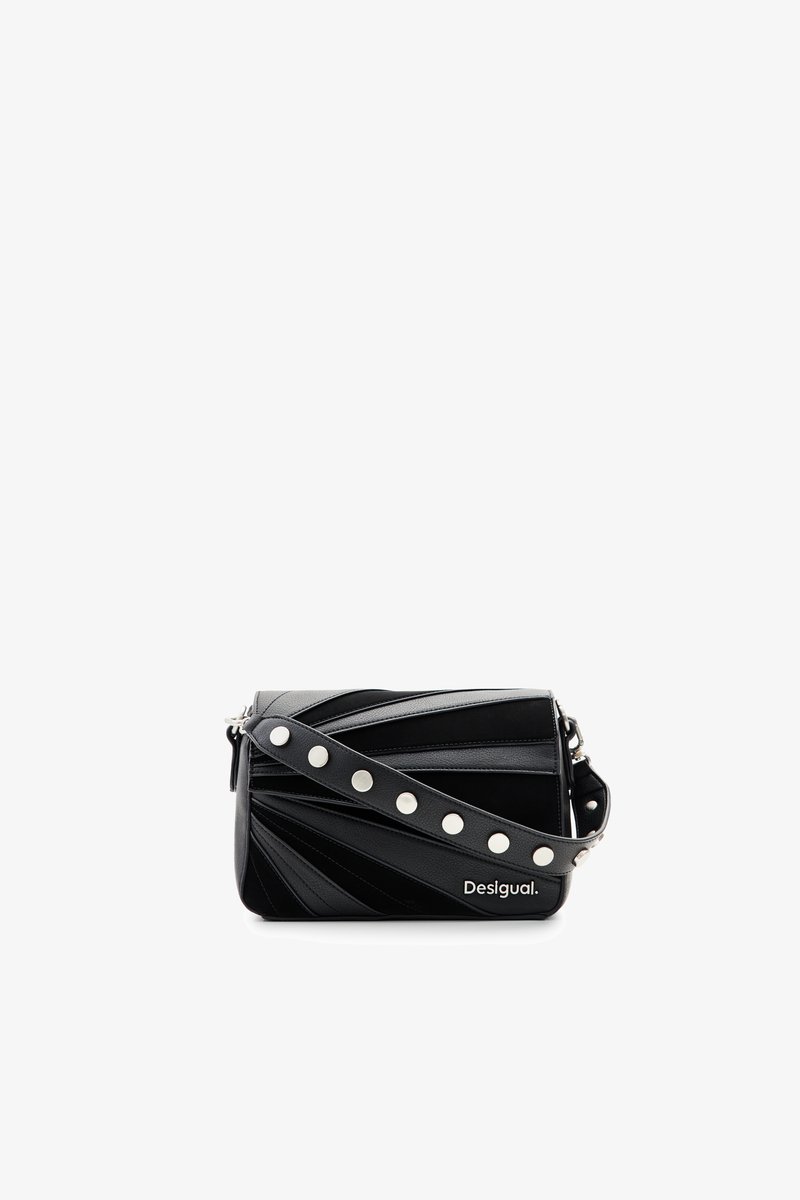 Schwarze Handtasche aus Kunstleder mit diagonalem Linienmuster, silbernen Beschlägen und einem Nietenriemen; verfügt über das Markenlogo auf der Vorderseite.