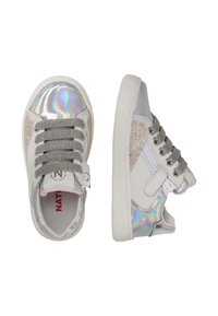 Zapatillas blancas con punteras iridiscentes, acentos de purpurina, cordones grises y un zipper lateral. Textura suave, diseño de perfil bajo.
