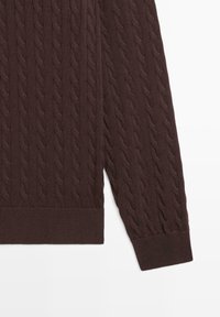 Brauner Strickpullover mit Kabelmuster, einem texturierten Design, gerippten Bündchen und Saum. Das Material wirkt weich und hat eine leicht dicke Webart.