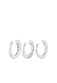 Tre paia di orecchini in argento di vari design: texture liscia, rigata e a pois; forme arrotondate; ciascuno contrassegnato con "925" per argento sterling.