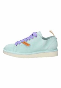 Sneaker in suede blu chiaro con suola in gomma bianca, lacci viola e etichetta in pelle beige con il nome del marchio. Design semplice e arrotondato.