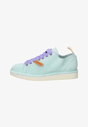 Sneaker in suede blu chiaro con suola in gomma bianca, lacci viola e etichetta in pelle beige con il nome del marchio. Design semplice e arrotondato.