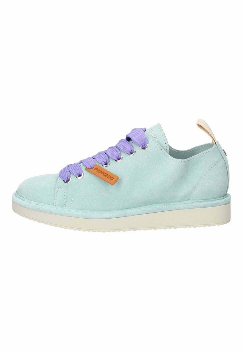 Sneaker in suede blu chiaro con suola in gomma bianca, lacci viola e etichetta in pelle beige con il nome del marchio. Design semplice e arrotondato.