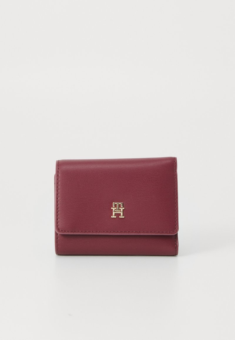 Portefeuille en cuir bordeaux avec un design repliable, accent en logo doré et texture lisse. Compact et de forme rectangulaire.