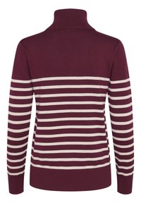 Un pull de couleur vin avec des rayures horizontales crème, un col haut et des poignets et un ourlet côtelés. Texture douce, design ajusté et manches longues.