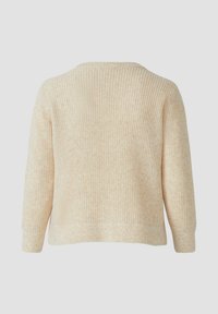 Beżowy sweter prążkowany z rękawami o długości trzech czwartych, okrągłym dekoltem i delikatnie teksturowanym wykończeniem. Prosty design bez elementów metalowych czy wzorów.