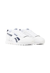 Baskets blanches avec des accents navy, présentant un design en cuir et en mesh, un bout rond, un système de laçage, et une semelle en caoutchouc texturé.