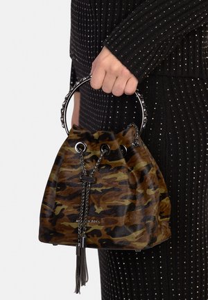 Sac seau à motif camouflage en daim marron et vert avec une fermeture à cordon, des ferrures argentées et un pompon décoratif. Anse circulaire en métal.