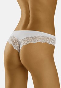Mutandine hipster con pizzo bianco, rifinite con un tessuto liscio; presentano bordi in pizzo ondulato e un design senza cuciture per il massimo comfort.