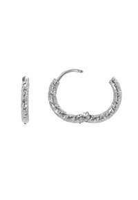 Orecchini a cerchio in argento con una superficie testurizzata e sfaccettata. Presentano un design curvo e un meccanismo di chiusura sicuro. Leggeri e moderni.