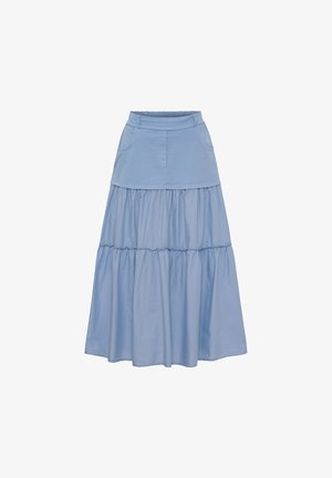 Lyseblå lagdelt maxinederdel med tilpasset talje, sidelommer og opsamlede lag, der skaber en let og flydende silhuet.