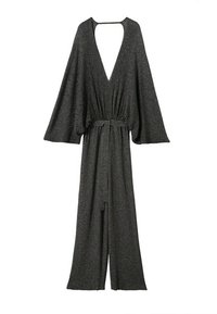 Combinaison longue gris foncé avec larges manches, décolleté en V profond, taille froncée et jambes larges, suspendue sur fond blanc.