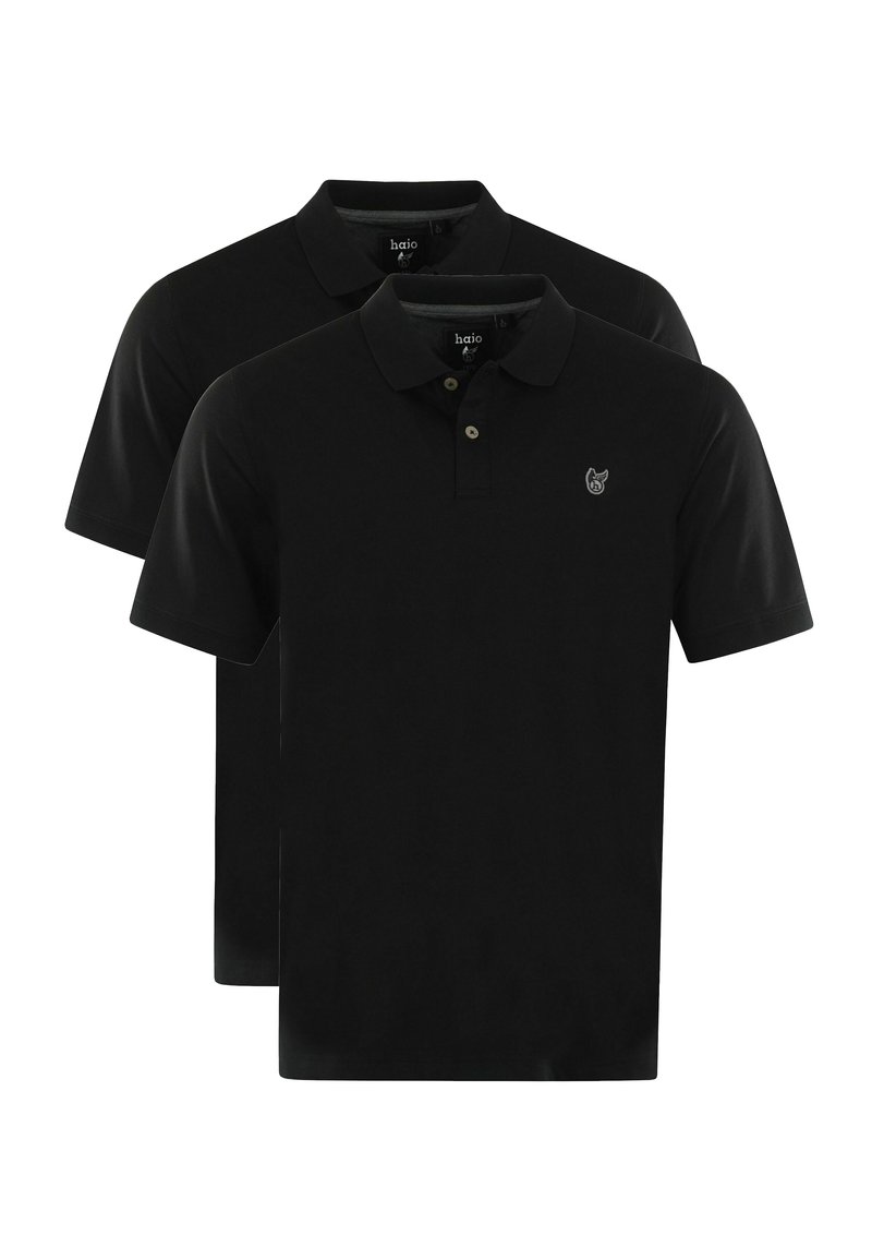 Musta polo-paita kahdessa pakkauksessa, jossa on kauluskoti, kolme nappia edessä ja brodeerattu logo rinnassa.