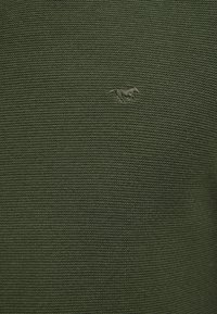 Sweter dziergany w ciemnozielonym kolorze, z fakturowanym splotem. Małe haftowane logo konia w dopasowanym odcieniu na lewej piersi.