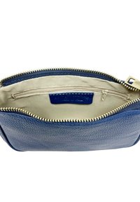 Marin läderclutch med texturerad yta, guldfärgad dragkedja och beige foder. Inuti finns en fack med dragkedja och plats för kort.