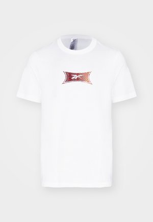 Weißes Baumwoll-T-Shirt mit einem bunten Grafikdesign aus überlappenden Mustern und Linien in Rot, Orange und Lila auf der Vorderseite.