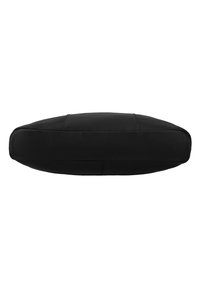 Musta suorakaiteen muotoinen nahkainen tyyny, jossa on sileä pinta ja hienovaraiset saumat, esitettynä matalasta sivukulmasta valkoista taustaa vasten.