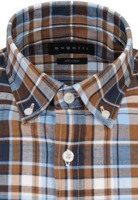 Braun-blau-weißes Karohemd mit Button-down-Kragen, aus weicher Baumwolle gefertigt. Mit weißen Knöpfen und Etikettendetails.