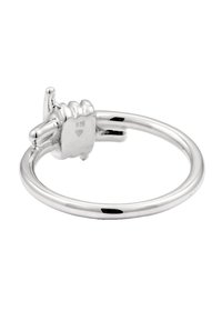 Hõbe sõrmus, millel on sile bänd ja padlock disain, millel on tekstureeritud ahel. Märgistatud "925" hõbeda sisu kohta.