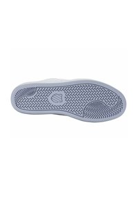 Sole di sneaker bianca con una superficie in gomma testurizzata, caratterizzata da un unico motivo a spina di pesce e un'impronta del logo distintivo al centro.