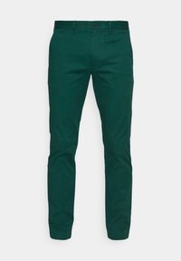 Pantaloni di cotone verdi con design a gamba dritta, dotati di chiusura a bottone e passanti per cintura. Texture liscia e senza motivi o accenti visibili.