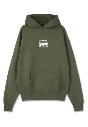 Olivově zelená mikina s kapucí, s přední kapsou a bílým logem "PEGADOR pgdr" umístěným na hrudi.