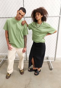 YOURTURN UNISEX BASIC OVERSIZED T-SHIRT - Paprasti marškinėliai - olive