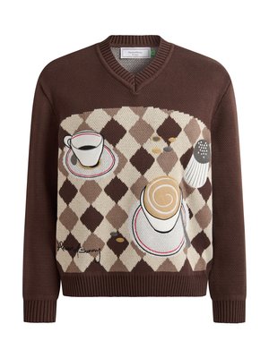 Pulover maro cu gât în V, cu model de diamante bej și maro, având brodate cești de cafea, boabe de cafea și un shaker de sare.