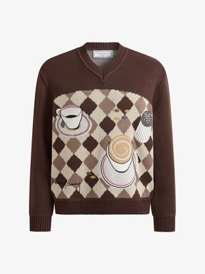Pulover maro cu gât în V, cu model de diamante bej și maro, având brodate cești de cafea, boabe de cafea și un shaker de sare.