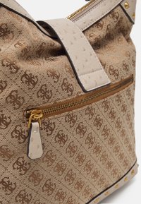 Borsa a mano in tessuto beige e marrone con motivo, tasca anteriore con zip, zip dorata e dettagli in pelle testurizzata beige chiaro su bordo e tracolla.
