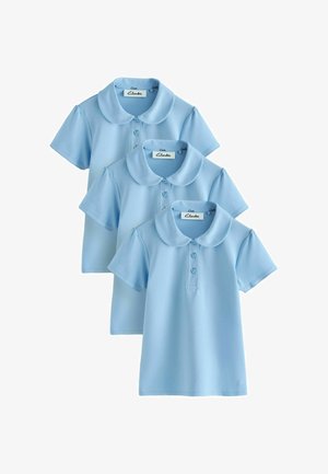 Tre lyseblå polo T-shirts med korte ærmer, rundede kraver og tre-knaps stolpe, lagt i en trappestillet orden.