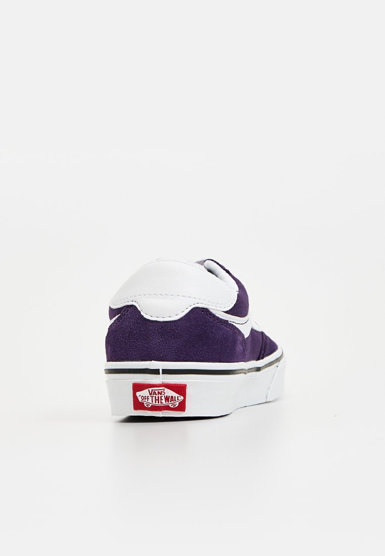 Sneaker in suede viola con dettagli in pelle bianca e suola in gomma nera. Presenta un'etichetta con logo e un design elegante e pulito.