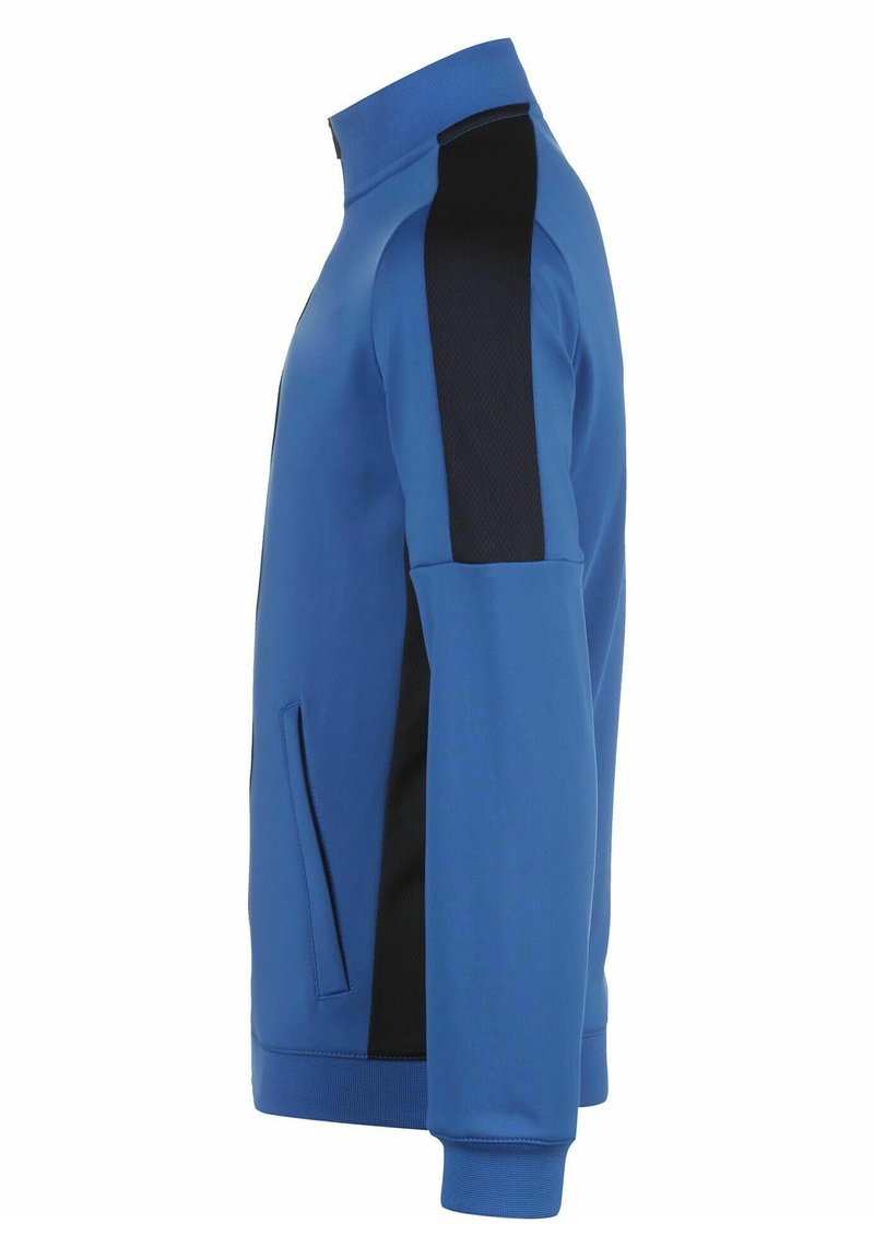 Blaues Sportjackett mit hohem Kragen, ausgestattet mit schwarzen Mesh-Seiteneinsätzen, vorderen Reißverschluss-Taschen und gerippten Bündchen. Glatte Oberfläche insgesamt.