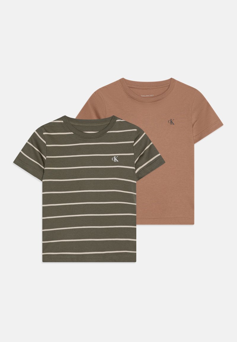 Twee T-shirts met korte mouwen: één olijfgroen met witte horizontale strepen en logo, en één effen roestbruin met klein logo. Gemaakt van katoen.