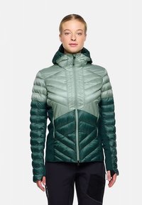 Groene en turquoise donsjas met een ritssluiting aan de voorkant en een capuchon, voorzien van een chevronpatroon en geribbelde mouwen voor isolatie en pasvorm.