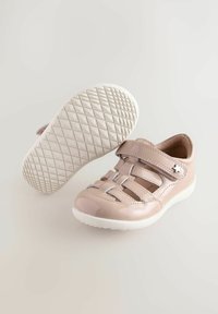 Rosa Lacklederkinderschuh mit offener Zehenpartie, verstellbarem Klettverschluss und strukturiertem weißen Gummisohle. Auffälliger Sternakzent am Riemen.