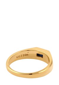 Goldring mit einer glatten, polierten Oberfläche. Sechseckiges Design mit einem kleinen blauen Stein, der auf einer Seite eingesetzt ist. Eingravierter Markenname im Inneren.